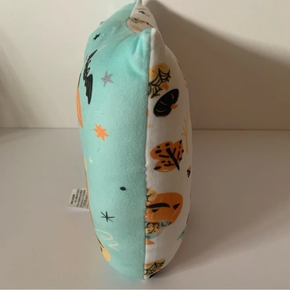 🌸NWT. DISNEY Winnie The Pooh Halloween Pillow